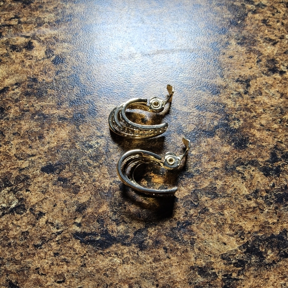 Anne Klein Clip on Earrings - Picture 4 of 6